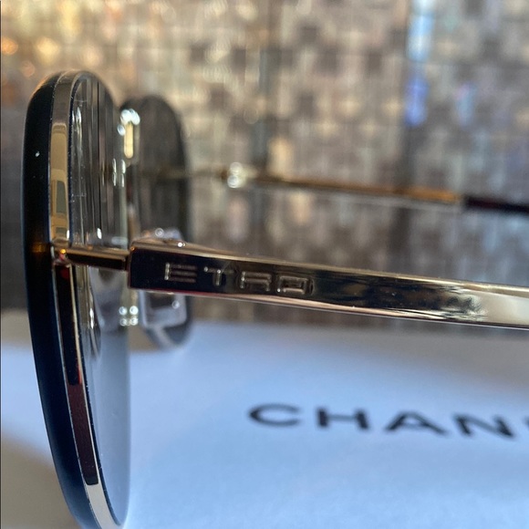 Etro Sunglasses with Gold Frame and Green Lenses - Picture 4 of 4